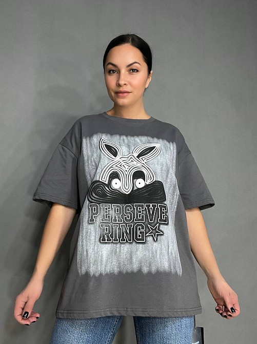 Футболка жіноча YIGOU 23 напис малюнок кролик оверсайз подовжена one size, графіт, one size Київ - фото 6