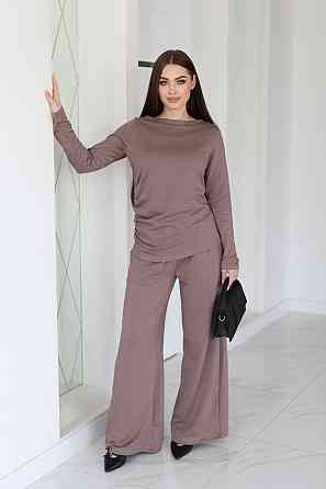 Женский базовый костюм с широкими штанами 