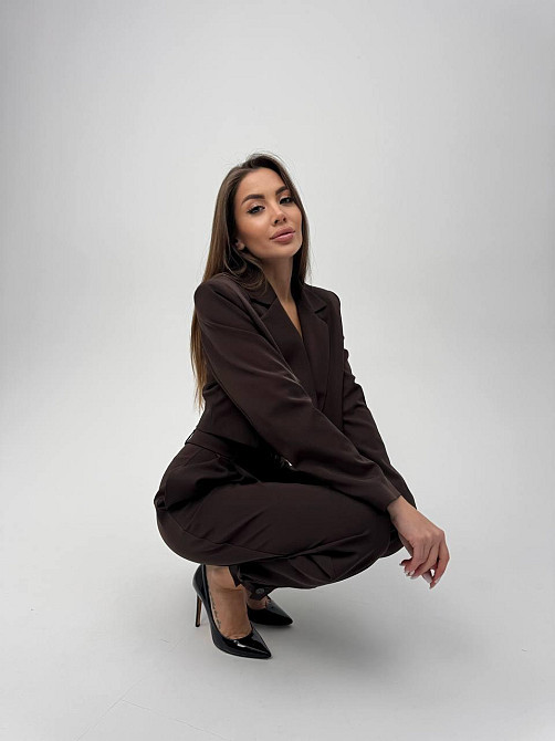 Женский базовый брючный костюм: укороченный пиджак и брюки креп-костюмка + подкладка Шоколадный, 46/48 Одесса - изображение 6