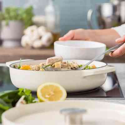 Сотейник KitchenAid Cast Iron чавунний з кришкою, 26 см, 2,77 л, мигдалевий крем (CC009010-001) Винница