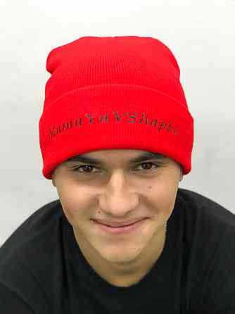 Червона шапка з написом — "Mama Ya V Shapke". Чернівці