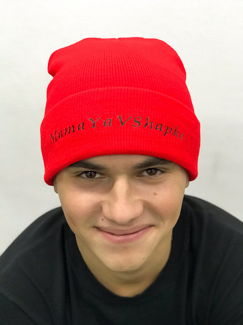 Красная шапка с надписью - 