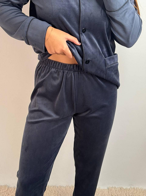 Костюм из плюшевого велюра на пуговицах с двумя карманами Графитовый S Харьков - изображение 3