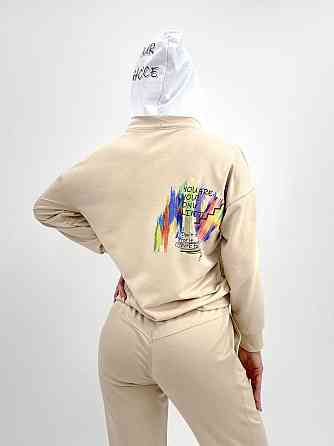 Женский костюм-двойка с капюшоном 