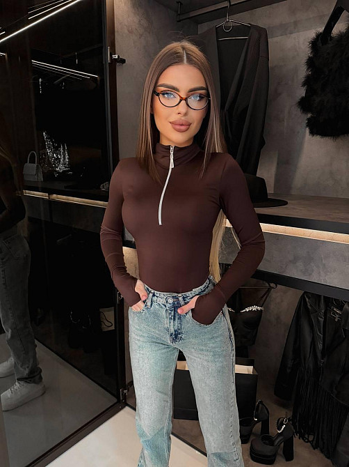 Жіночий стильний стильний боді на блискавці з розрізом під пальчик Мікродайвінг Шоколад Одеса - фото 6