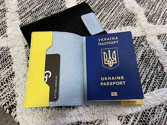 Патріотична жовто-блакитна жіноча обкладинка на паспорт із натуральної шкіри Grande Pelle Київ