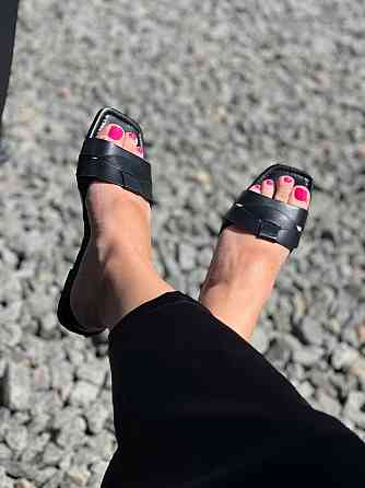 Lonza Стильні шльопанці жіночі літні чорного кольору на плоскій підошві зі штучної шкіри LONZA Коломыя