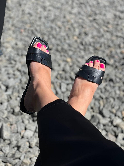 Lonza Стильні шльопанці жіночі літні чорного кольору на плоскій підошві зі штучної шкіри LONZA Коломыя - изображение 4