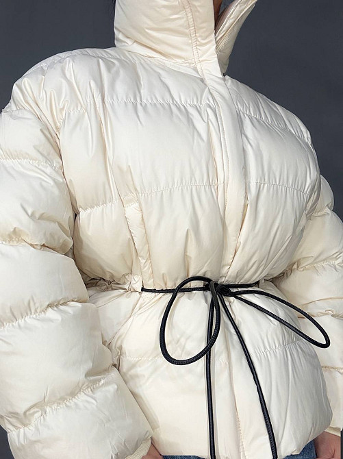 Куртка жіноча Fashion 3097 пуффер оверсайз зі шнурком на талії молочна, молочний, S Київ - фото 12