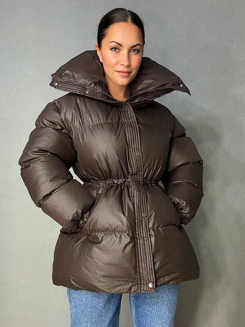 Куртка жіноча Haiziyuan 8055 пуфер глянцева подовжена з утяжкою на талії коричнева, коричневий, M Київ - фото 15