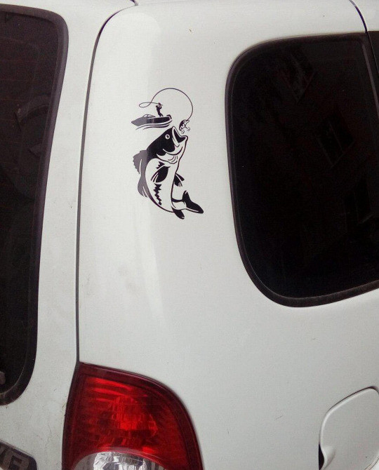Наклейка на авто Рыбак с крупной рыбой Киев - изображение 4