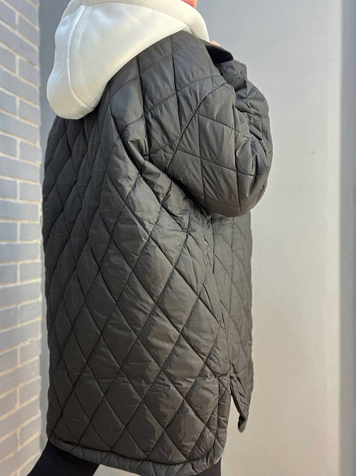 Куртка жіноча HAIZIYUAN 1870 довга сорочка накладені кишені на кнопках трикотажний капюшон чорна, чо Одеса - фото 2