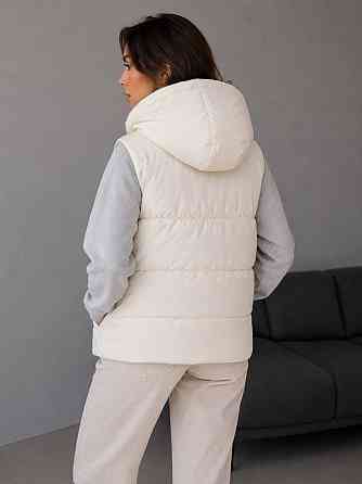 Женская жилетка Lady Yep 7015-2 с капюшоном средняя длина молочная, молочний, 44 Киев