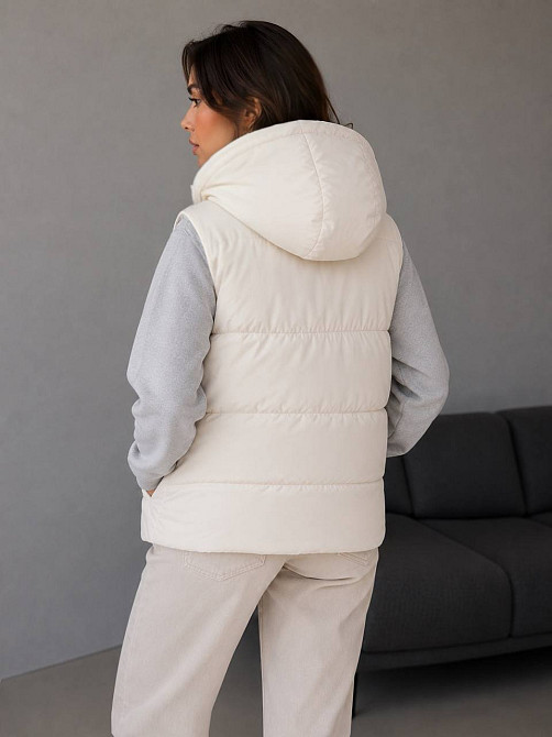 Женская жилетка Lady Yep 7015-2 с капюшоном средняя длина молочная, молочний, 44 Киев - изображение 4