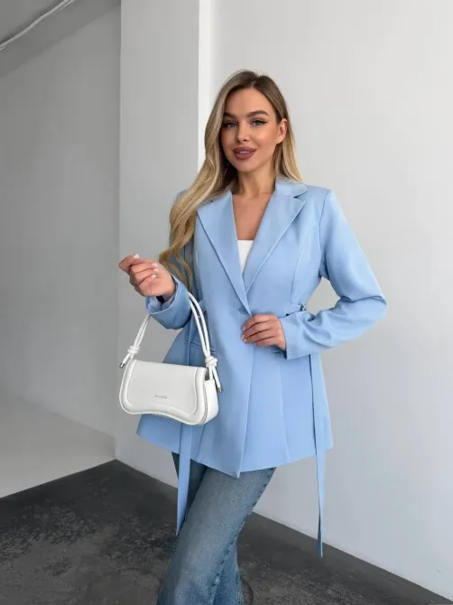 Женская куртка с ремнём и плечами — это базовый пиджак для стильного образа Одесса - изображение 5