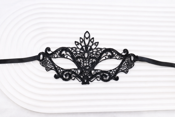 Маска карнавальная кружевная коронованная one size черный Киев