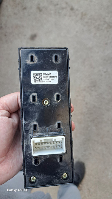 Оригінальний блок керування склопідіймачами на Kia Sportage 2020 року Київ - фото 2