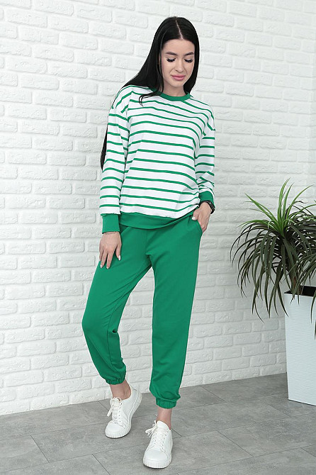 Демисезонный костюм в полоску 