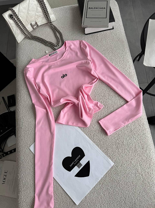 Стильный женский базовый лонгслив с надписью и вырезом под пальчик микродайвинг Барби Одесса - изображение 4