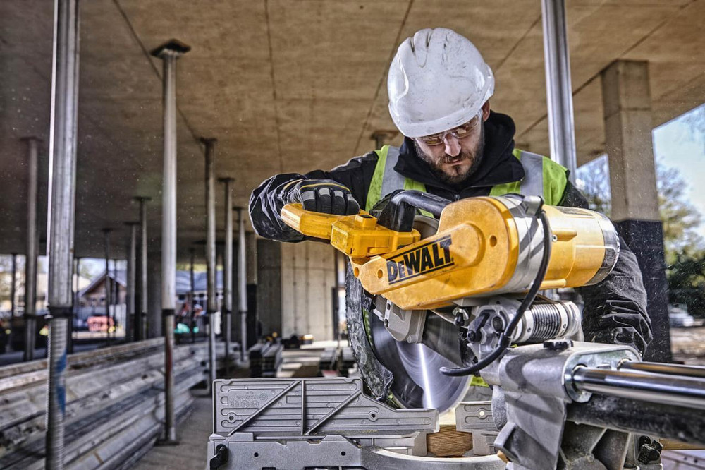 Ручна настільна торцювальна пила по дереву DeWALT DWS780 : 1675 Вт, глибина різу 112мм, круг 305 мм Київ - фото 7