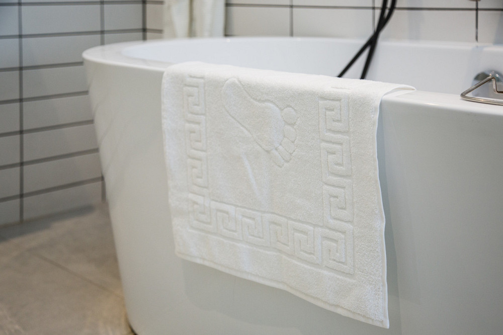 Ecotton Килимок махровий Ecotton 50х70 см 650 гр./м рушник для ніг білий з тисненням Ніжки для Коломыя - изображение 4