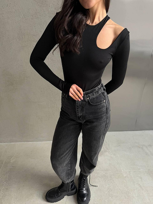 Жіноче стильне асиметричне боді з довгими рукавами трикотаж масло Чорний Одеса - фото 10