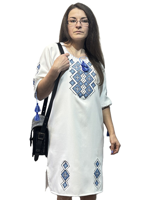 Женское белоснежное вышитое платье с синим орнаментом и поясом Киев - изображение 1