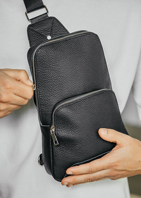 Чоловіча слінг, сумка на грудях з натуральної шкіри, вмістлена чорна сумка через плечеMasterSem Київ - фото 4