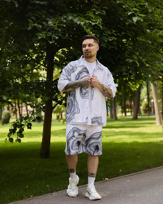 Чоловічий літній костюм сорочка з коротким рукавом і шорти літній комплект для чоловіків на літо двійка білий принт Одеса - фото 2