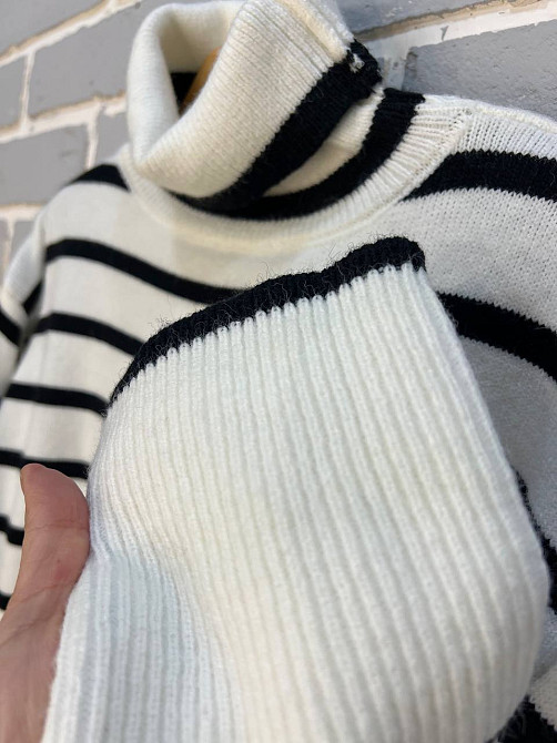 Светр жіночий A-N 263 оверсайз високе горло смуга розрізи вільний, білий, one size Київ - фото 3