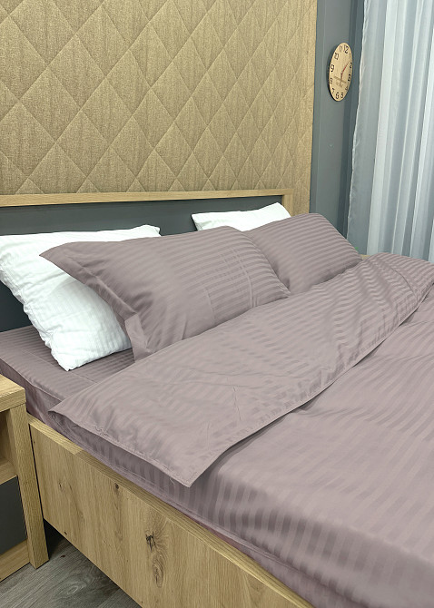 Комплект постільної білизни Страйп-сатин Сімейний з простирадлом на резинці 180х200х25, 2 підковдри 150х200, 2 наволочки 70х70 Лілово-сірий (88-227) Київ - фото 8