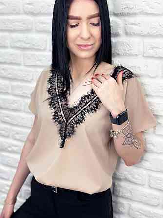 Женская блузка с вырезом и кружевом 