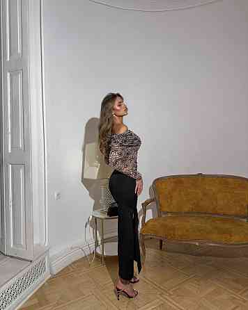 Женское стильное романтичное платье с разрезом на ножке Одесса