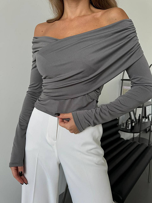 Женский романтичный лонгслив со спущенными плечами трикотаж масло Графит Одесса - изображение 10