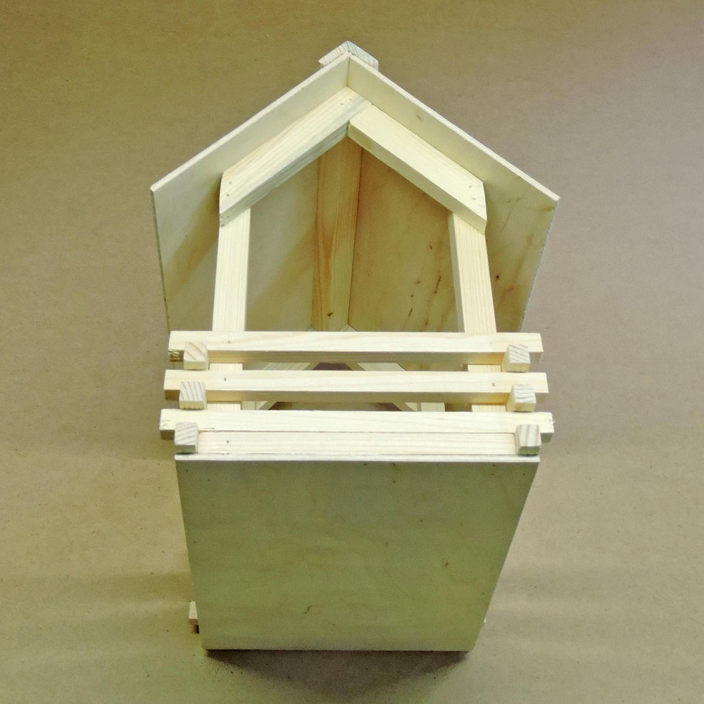 Кормушка садовая для птиц 