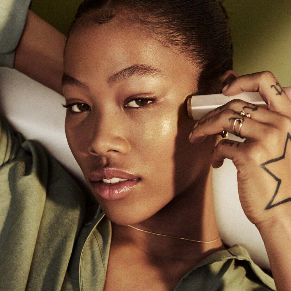 Тональный стик Fenty Beauty Eaze Drop Blur — легкое увлажняющее покрытие для естественного макияжа номер 02 Славянск - изображение 5