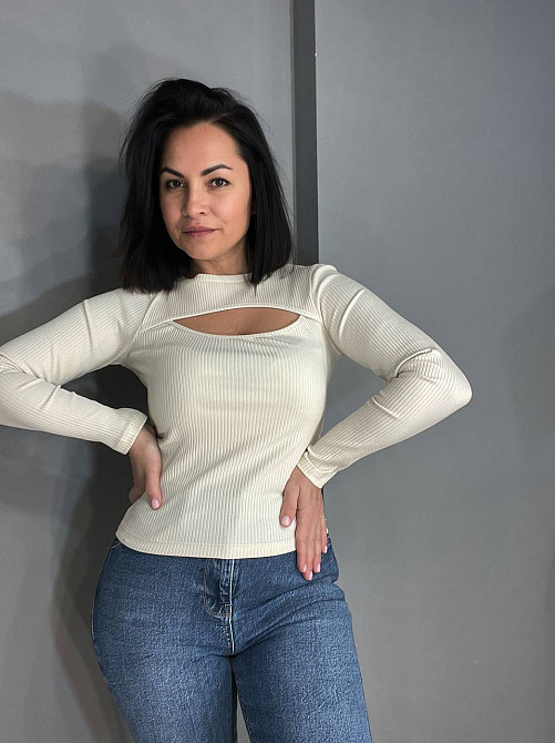 Лонгслив женский ITAKA 5370 гольф с акцентным вырезом на груди в рубчик, молочний, one size Киев - изображение 6