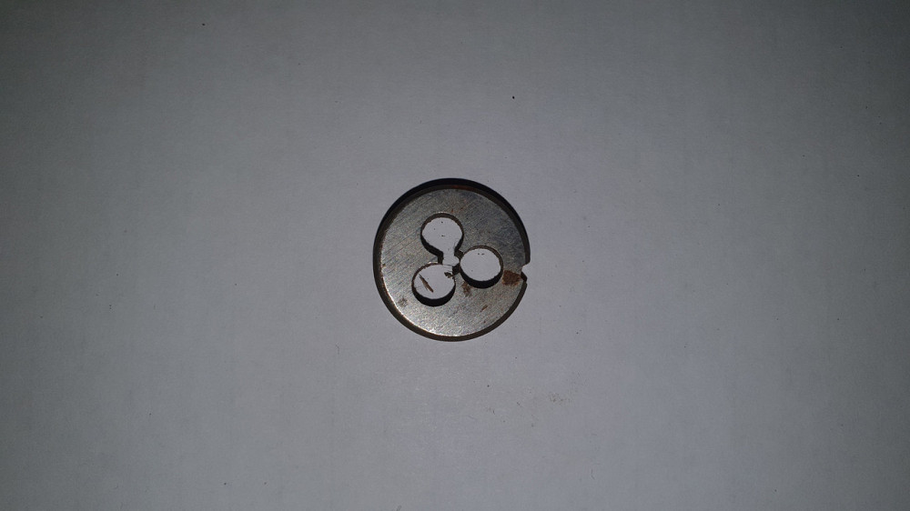 Плашка (лерка) метрическая М3х0.5. СССР. Харьков - изображение 1