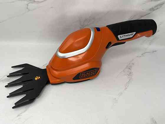 Уживані Акумуляторні універсальні садові ножиці-кущоріз BLACK+DECKER GSL700KIT Київ