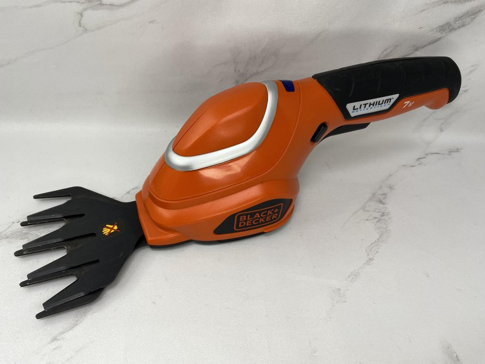 Б/в Аккумуляторные универсальные садовые ножницы-кусторез BLACK+DECKER GSL700KIT Киев - изображение 1