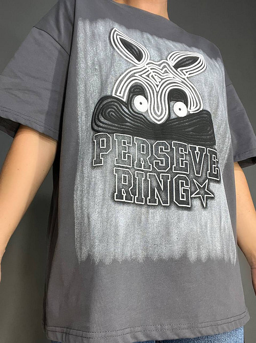 Футболка жіноча YIGOU 23 напис малюнок кролик оверсайз подовжена one size, графіт, one size Київ - фото 2