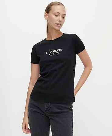 Женская футболка черного цвета 