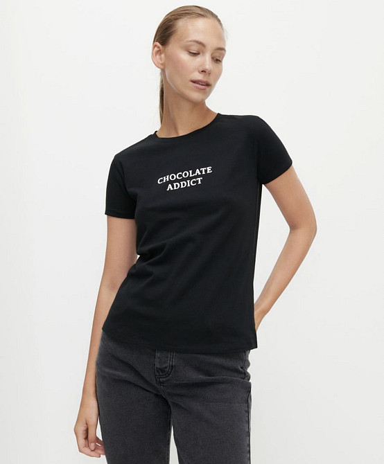 Женская футболка черного цвета 