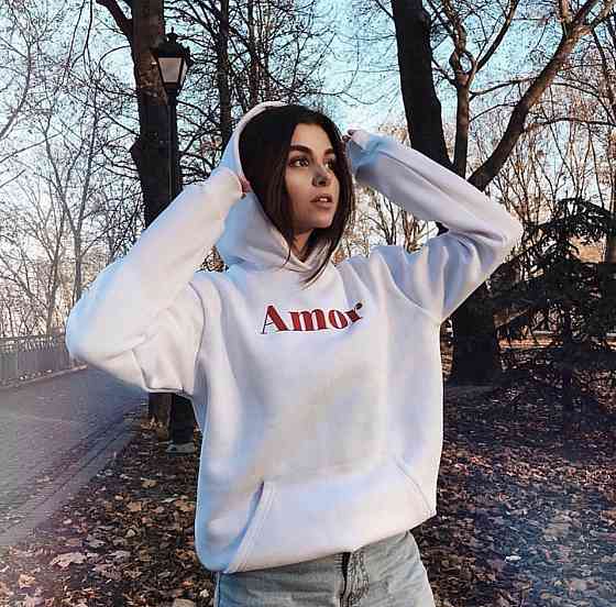 Біле жіноче худі з написом — AMOR Чернівці