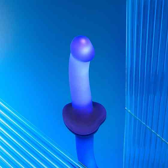 Дилдо, що світиться Strap-On-Me Glow-LED Dildo Purple - M Sex Aura Київ