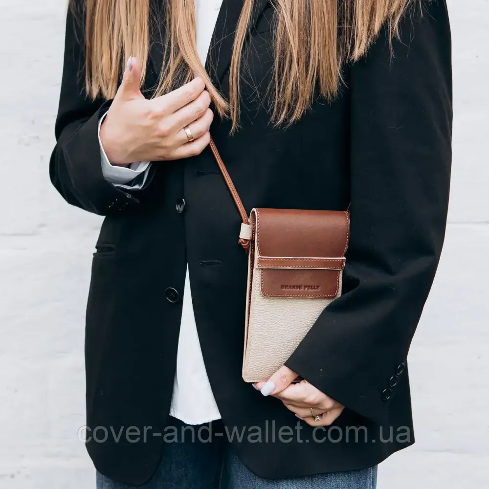 Жіноча шкіряна міні сумка клатч через плече бежевого кольору Grande Pelle 70374323 Київ - фото 4