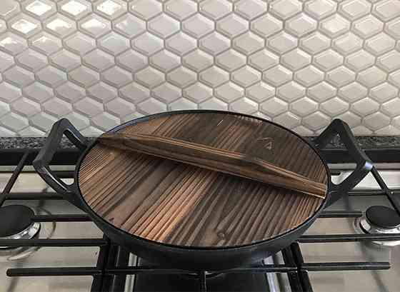 Чавунний вок (казан) 35.5*10см з дерев''яною кришкою GRILLI 9637 Код: 009637 Рівне