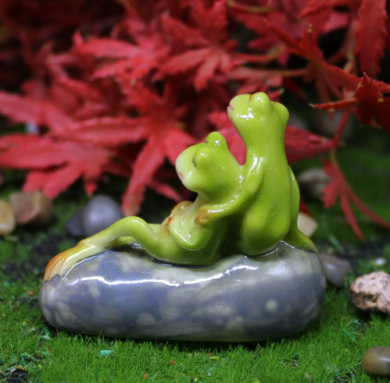 Фигурка Очаровательная парочка жабок 6.3 х 5.2 см из полистоуна для мини-сада и флорариума Одесса