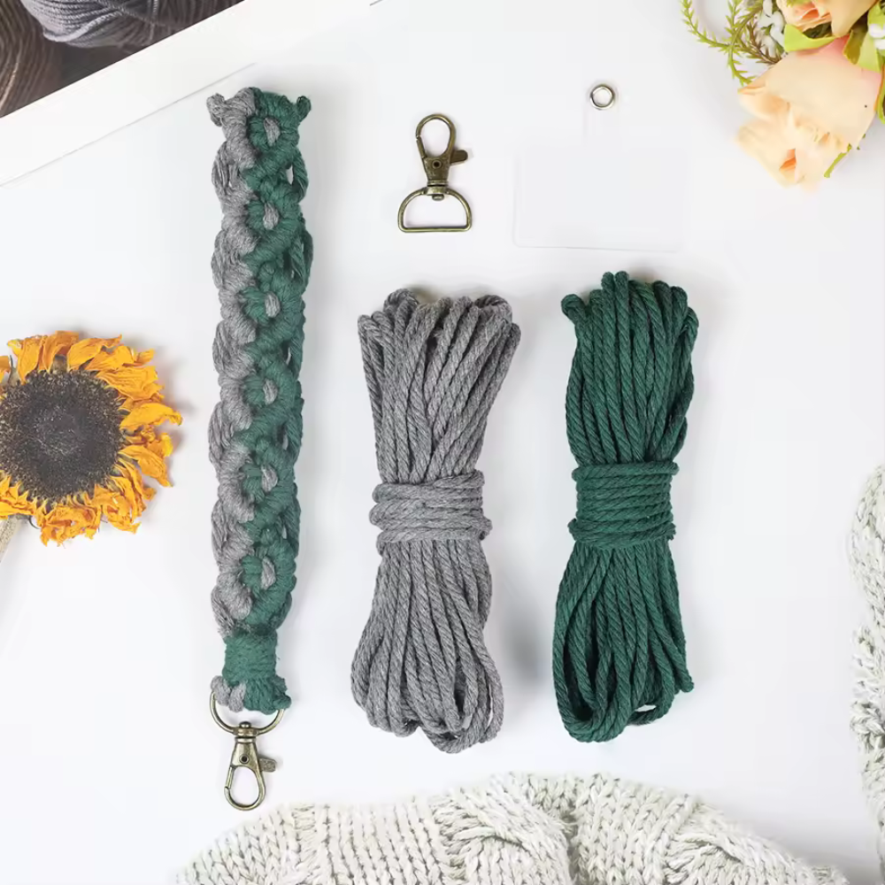 Набір макраме для ручного плетіння і в'язання брелока "Петля" для ключів і аксесуарів 22х3см, зелений з сірий Кам'янець-Подільський - фото 1