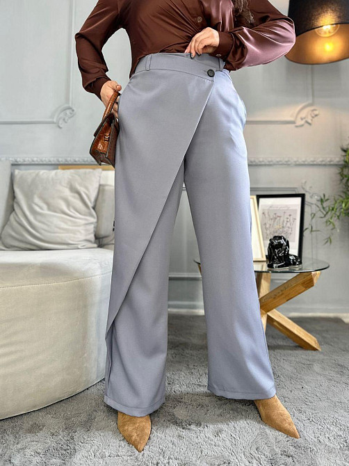 Женские прямые брюки с эффектным асимметричным запахом спереди из костюмной ткани Серый, 46/48 Одесса - изображение 1